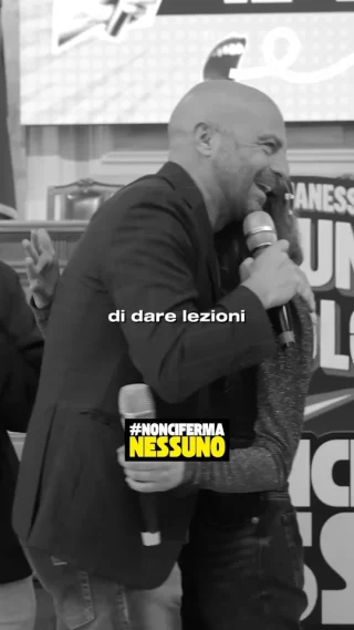 🎤 Non una lezione, ma una chiacchierata tra compagni di viaggio.

Luca racconta ai microfoni di @la_scuola_oggi  il tour #noncifermanessuno e pone attenzione sui talk, un momento in cui le maschere cadono, le storie escono, e i ragazzi capiscono che condividere è potere. 💥

Guarda l’intervista completa (link nelle storie)🎥

Scoprirai che, quando ti senti ascoltato, è più facile dire: “anche io, mi sono sentito così”.
E da lì… parte tutto. 💛

#noncifermanessuno #lucaaabete #nessunoèsolo #università #studenti #giovani #talk #ascolto #condivisione #scuolaoggi