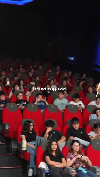 🎓 “Bravi si diventa”
Hanno risposto i ragazzi dell’Istituto Pascoli di Colliano (SA) alla domanda di Luca ‘Bravi si nasce o si diventa?’ 💥

#NonCiFermaNessuno non poteva mancare: sorrisi, abbracci riflessioni e tanta voglia di crescere insieme.
Grazie a voi, che ci avete ricordato che il talento si coltiva, giorno dopo giorno. 🌱

💛 Siete stati davvero… bravissimi!

#bravisidiventa #noncifermanessuno #lucabete #scuola #studenti #giovani #crescita #motivazione #colliano #avellino #ispirazione #educazione #futuro