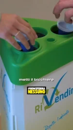 ♻️ Lo sapevi che un bicchiere usato può rinascere identico a se stesso?
Sì, proprio lo stesso. E tutto parte da te.

Basta metterlo nel contenitore giusto: quelli speciali di RiVending, che trovi nelle università grazie alla community di #NonCiFermaNessuno che da sempre ha a cuore l'ambiente!
Qui, bicchieri e palette in plastica vengono raccolti e trasformati in nuovi prodotti, evitando sprechi e creando una vera economia circolare.

💡 Una plastica di alta qualità, riciclata senza sprechi né passaggi inutili.
Un gesto semplice, un impatto concreto.
Se vuoi fare la differenza, inizia da qui.

🔗 Scopri di più sul progetto sul sito di RiVending.
E se non lo sapevi… ora lo sai. 😉

#RiVending #zerowaste #economiacircolare #sostenibilità #studenti #università #ambiente #plasticfree #noncifermanessuno #SapienzaRoma #riciclo #greenlife #ecocampus #gentedivalore #Roma #recycle