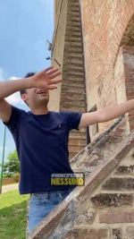 🎓 La maturità si avvicina… e no, non ci si sente mai davvero pronti.
Abbiamo chiesto ai nostri ambassador quale prova mettesse più ansia.
Alberto, oggi studente all’Università di Siena, ci ha raccontato della terribile immagine da pescare all’oraleee 😱🎤

💛 Dai ragazzi, voi non siete soli. Noi — e Alberto — facciamo il tifo per voi!
In bocca al lupo a tutti i maturandi! ✨

👉 E se tu invece la maturità l’hai già superata, aiutaci:
Rispondi al sondaggio nelle storie e condividi la tua esperienza per normalizzare ansie e paure di chi sta per affrontarla.
La tua voce può fare la differenza 💬

#noncifermanessuno #maturità2025 #esamematurità #ansiamaturità #studenti #università #giovani  #testimonianze #sostegno #nessunoèsolo