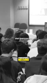 Brutta figura? No grazie.
Eppure, fa parte del gioco.
Sbagliare, inciampare, sentirsi giudicati…
sono tappe del percorso, non la fine.

🎯 Solo provando – e riprovando – si migliora.
Cresci solo quando ti metti in discussione.
Anche se fa paura.

💛 #NonCiFermaNessuno #bruttefigure #crescitapersonale #giovani #studenti #comfortzone #fallireperimparare #motivazione #nessunoèsolo #inspiration #mindset