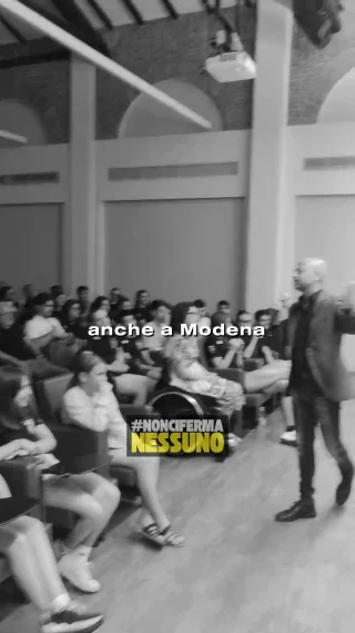 🎤 Motivazione, sport e vita vera.
A Modena, il 3 giugno, siamo stati ospiti di una conferenza speciale promossa da BCC Emilbanca e dal Circolo Sportivo della Guardia di Finanza.

💬 �“Non smettete mai di sorridere. Sorriso chiama sorriso.” Dice Luca Abete ai ragazzi presenti e non dimentichiamolo mai!!

#noncifermanessuno #motivazione #modena #sport #consapevolezza #lucaaabete #inspiration #condivisione #felicità #sorridi #giovani #eventi2025 #circolosportivo #bccemilbanca
