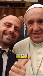 7.000 ragazzi del Servizio Civile,  Luca Abete e… Papa Francesco!
Era il 2016, e noi eravamo lì. ✨

Una giornata intensa, piena di emozioni e ispirazione.
Luca ha parlato di coraggio, sogni e opportunità davanti a migliaia di giovani e al Santo Padre, condividendo anche l’impegno quotidiano di Striscia la Notizia accanto ai più deboli.
E in quel momento speciale, ha chiesto una benedizione per tutti noi.
🙏 Da allora, ci sentiamo accompagnati da un grande amico in più.
Un ricordo indelebile che continua a darci forza.

#noncifermanessuno #lucaaabete #papafrancesco #serviziocivile #coraggio #sogni #opportunità #vaticano