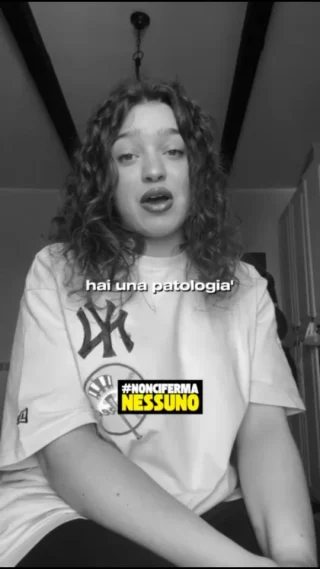 "Purtroppo lei ha una patologia."
Una frase che ha cambiato tutto per Silvana, studentessa della Parthenope.
Dopo quell’annuncio, la sua vita è stata un susseguirsi di alti e bassi.

🎥 A cuore aperto, dopo la nostra tappa, ha deciso di raccontarsi dalla sua cameretta — il suo posto sicuro — per tendere la mano a chi, come lei, si è sentito smarrito dopo una diagnosi che sembrava solo “una semplice comunicazione”.

Oggi, 5 anni dopo, Silvana sa come convivere con la sua patologia.
Non si sente più sola. Non si sente più "strana".
Ha trovato il suo equilibrio. 💪

💬 A chi sta lottando in silenzio, diciamo questo:
non è mai la fine. Le sfide si affrontano, si superano. Insieme.

📣 E se anche tu hai una storia da raccontare per far sentire meno solo qualcuno, noi siamo pronti ad ascoltarti e a darti voce.
Scrivici. La tua esperienza può fare la differenza. 💛

#noncifermanessuno #storiedivalore #resilienza #universitàparthenope #salute #patologieinvisibili #coraggio #giovani #testimonianze #gentedivalore #diabete