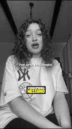 "Purtroppo lei ha una patologia."
Una frase che ha cambiato tutto per Silvana, studentessa della Parthenope.
Dopo quell’annuncio, la sua vita è stata un susseguirsi di alti e bassi.

🎥 A cuore aperto, dopo la nostra tappa, ha deciso di raccontarsi dalla sua cameretta — il suo posto sicuro — per tendere la mano a chi, come lei, si è sentito smarrito dopo una diagnosi che sembrava solo “una semplice comunicazione”.

Oggi, 5 anni dopo, Silvana sa come convivere con la sua patologia.
Non si sente più sola. Non si sente più "strana".
Ha trovato il suo equilibrio. 💪

💬 A chi sta lottando in silenzio, diciamo questo:
non è mai la fine. Le sfide si affrontano, si superano. Insieme.

📣 E se anche tu hai una storia da raccontare per far sentire meno solo qualcuno, noi siamo pronti ad ascoltarti e a darti voce.
Scrivici. La tua esperienza può fare la differenza. 💛

#noncifermanessuno #storiedivalore #resilienza #universitàparthenope #salute #patologieinvisibili #coraggio #giovani #testimonianze #gentedivalore #diabete