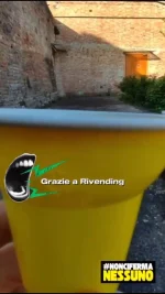 🌱 La community di #noncifermanessuno ha a cuore l’ambiente.
Con il progetto RiVending, la plastica non è più solo un rifiuto, ma una possibilità concreta di cambiamento.

♻️ Basta un piccolo gesto: metti bicchieri e palette usati nei contenitori speciali RiVending.

In ogni tappa ci impegniamo per l’installazione dei cestini per un futuro più sostenibile.

Qui, la plastica viene riciclata senza sprechi, trasformandosi in nuovi prodotti e alimentando una vera economia circolare.

OGNI GESTO HA UN IMPATTO, ANCHE IL TUO!

🔗 Scopri di più sul sito di RiVending.

#rivending #zerowaste #economiacircolare #sostenibilità #studenti #università #ambiente #plasticfree #noncifermanessuno #sapienzaroma #riciclo #greenlife #ecocampus #gentedivalore #roma #recycle