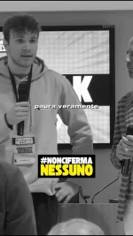 “Sentirsi a casa non significa necessariamente essere a casa.”
Parola di Federico, studente dell’Università G. D’Annunzio di Pescara. 🏡💬

Nel suo viaggio lontano da casa ha capito una cosa fondamentale:
 non siamo mai davvero soli, perché finché siamo con noi stessi, abbiamo già un alleato potente.

A volte basta cambiare prospettiva per sentirsi al posto giusto.
La forza non viene sempre dagli altri, ma anche dalla consapevolezza di chi sei, anche nei momenti più incerti.

🎯 Tu sei la tua casa, ovunque tu sia.
Abbi cura di te, parlati con gentilezza e cammina fiero.
La solitudine non è vuoto… può essere anche spazio per scoprirti davvero.

💬 E tu? Quando ti sei sentito “a casa” per la prima volta, anche lontano da casa?

#noncifermanessuno #studentilife #pescara #università #solitudine #forzainteriore #sentirsiaCasa #viaggiodentro #giovaniitalia #community #autenticità #gentedivalore #resilienza #selflove #motivazione #riflessioni #crescitapersonale