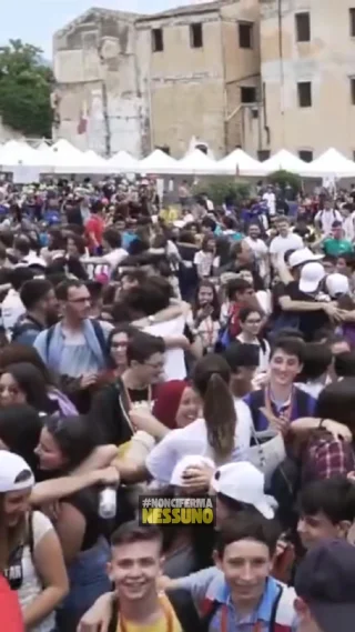 🕊️ 23 maggio 2018, una data che non si dimentica:

Luca Abete torna a Palermo, 26 anni dopo la strage di Capaci, per ricordare i giudici Falcone, Borsellino e tutte le vittime delle mafie.

📚 Davanti a migliaia di studenti arrivati da tutta Italia con la Nave della Legalità, ha parlato di:
✨ coraggio,
🛡️ resistenza,
⚖️ e valori che contano davvero.

💬 "Ricordare è importante, ma agire è necessario."

Oggi come allora, siamo qui per scegliere da che parte stare.
E tu?
Da che parte scegli di stare?

#noncifermanessuno #lucabete #legalità #23maggio #capaciday #falconeeborsellino #palermo #navedellalegalità #studentiperlabontà #memoria #resistenza #lottaallemafie #giustizia #gentedivalore #valori #ricordarepercambiare #educazioneallalegalità