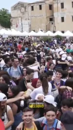 🕊️ 23 maggio 2018, una data che non si dimentica:

Luca Abete torna a Palermo, 26 anni dopo la strage di Capaci, per ricordare i giudici Falcone, Borsellino e tutte le vittime delle mafie.

📚 Davanti a migliaia di studenti arrivati da tutta Italia con la Nave della Legalità, ha parlato di:
✨ coraggio,
🛡️ resistenza,
⚖️ e valori che contano davvero.

💬 "Ricordare è importante, ma agire è necessario."

Oggi come allora, siamo qui per scegliere da che parte stare.
E tu?
Da che parte scegli di stare?

#noncifermanessuno #lucabete #legalità #23maggio #capaciday #falconeeborsellino #palermo #navedellalegalità #studentiperlabontà #memoria #resistenza #lottaallemafie #giustizia #gentedivalore #valori #ricordarepercambiare #educazioneallalegalità