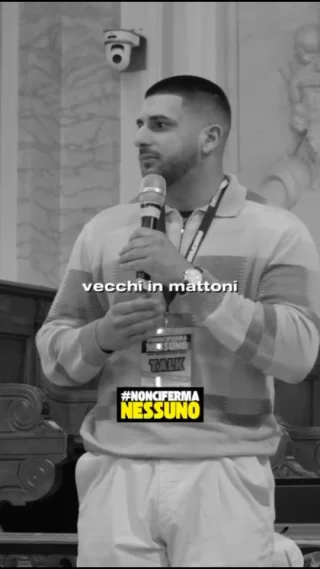 🎒 Erasmus e solitudine? Un legame più comune di quanto pensi.

Fabrizio, studente dell’Università di Messina, ci ha raccontato la sua esperienza in Lituania 🇱🇹.
Un’avventura che non ha vissuto nel comfort, ma in una struttura condivisa, autentica e vera.
⠀
🎙 Durante il nostro evento ha detto con sincerità:
“Avevo paura, eccome. Ma bisogna affrontarla.
È un’esperienza che tutti dovrebbero concedersi.”

✨ Il messaggio? Non lasciarti bloccare dalla solitudine o dalla paura: è proprio oltre quei limiti che si trova la crescita.

💬 Hai vissuto anche tu un Erasmus? O stai pensando di farlo?
Raccontaci la tua storia, potresti aiutare qualcunə a fare il primo passo.
⠀
#noncifermanessuno #erasmuslife #studentiexpat #pauradellanovità #universitàdimessina #esperienzachecambia #studentlife #solitudine #giovaniresilienti #storievere #messaggioai giovani #erasmus2025 #vivereallestero